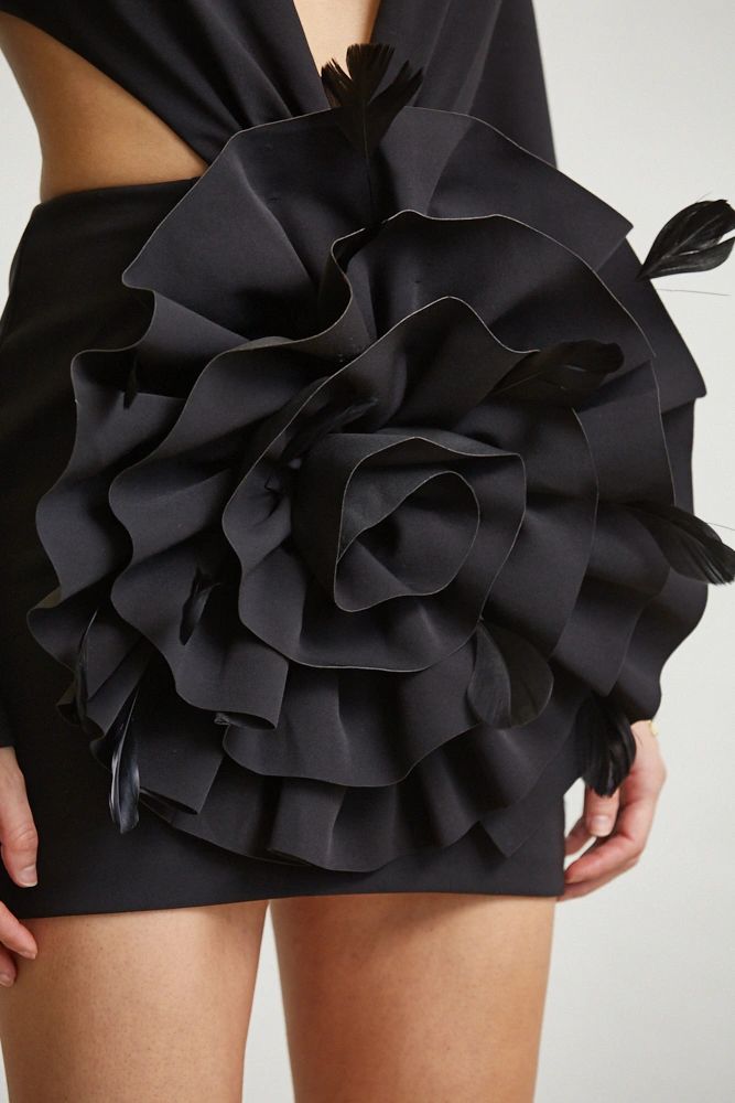 VESTIDO NEGRO FLOR RESALTADA