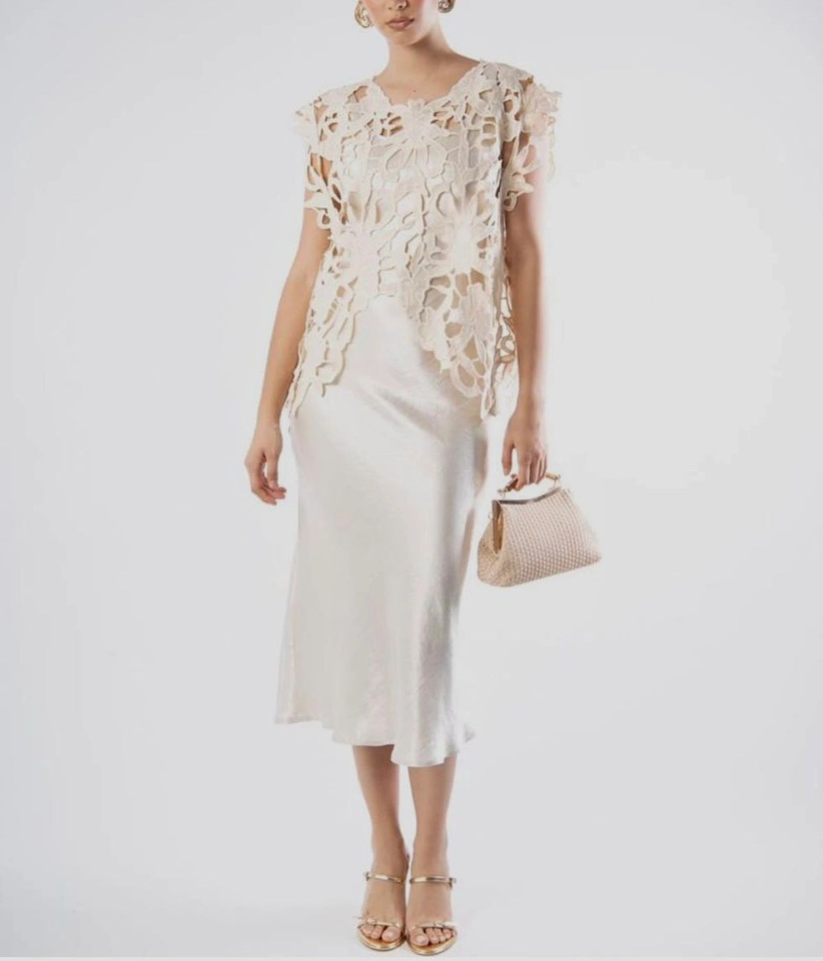 VESTIDO BEIGE ENCAJE