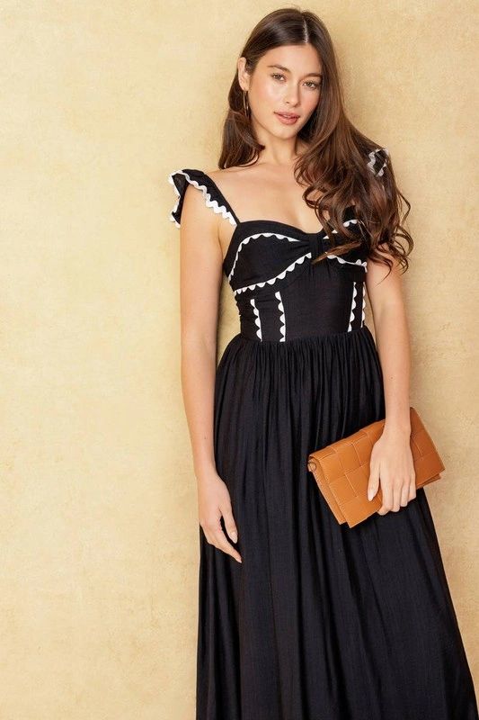 VESTIDO MIDI NEGRO DELINEADO