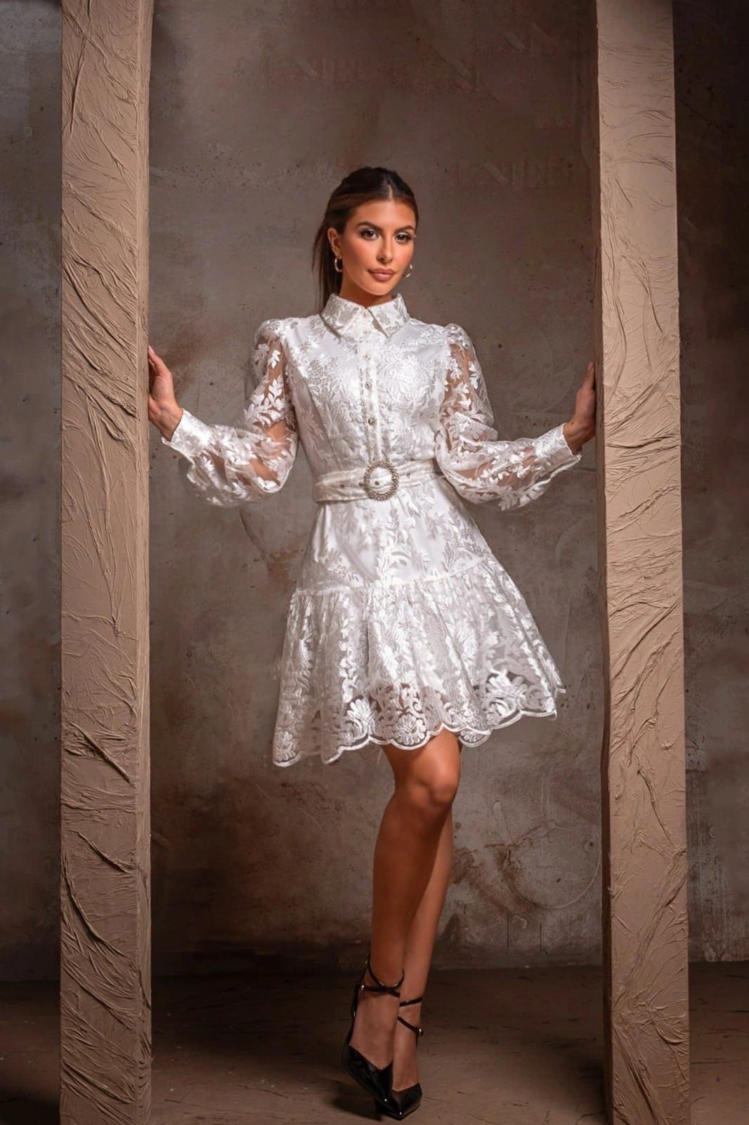 VESTIDO DE ENCAJE BLANCO CON CINTO