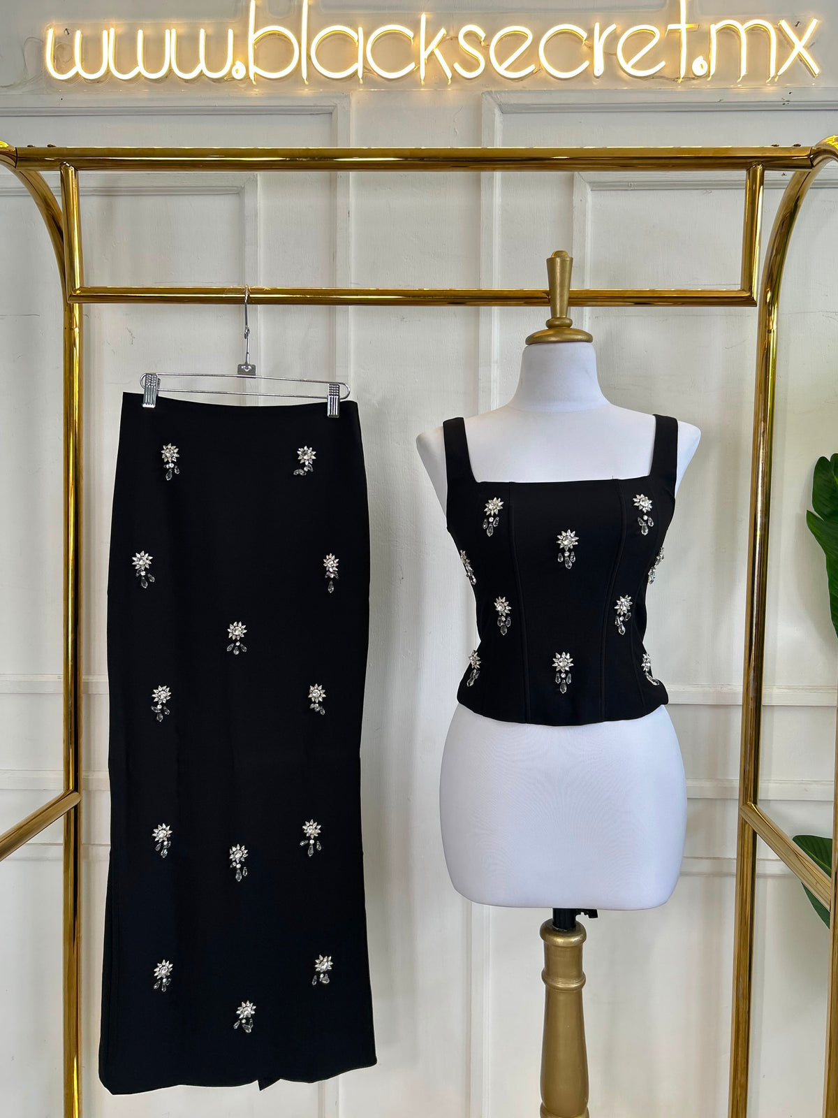 CONJUNTO CON PEDRERIA