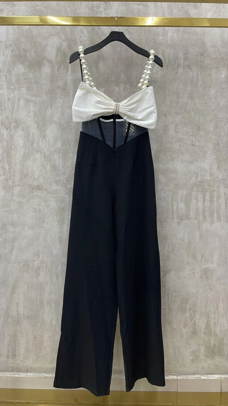 JUMPSUIT NEGRO MOÑO BLANCO