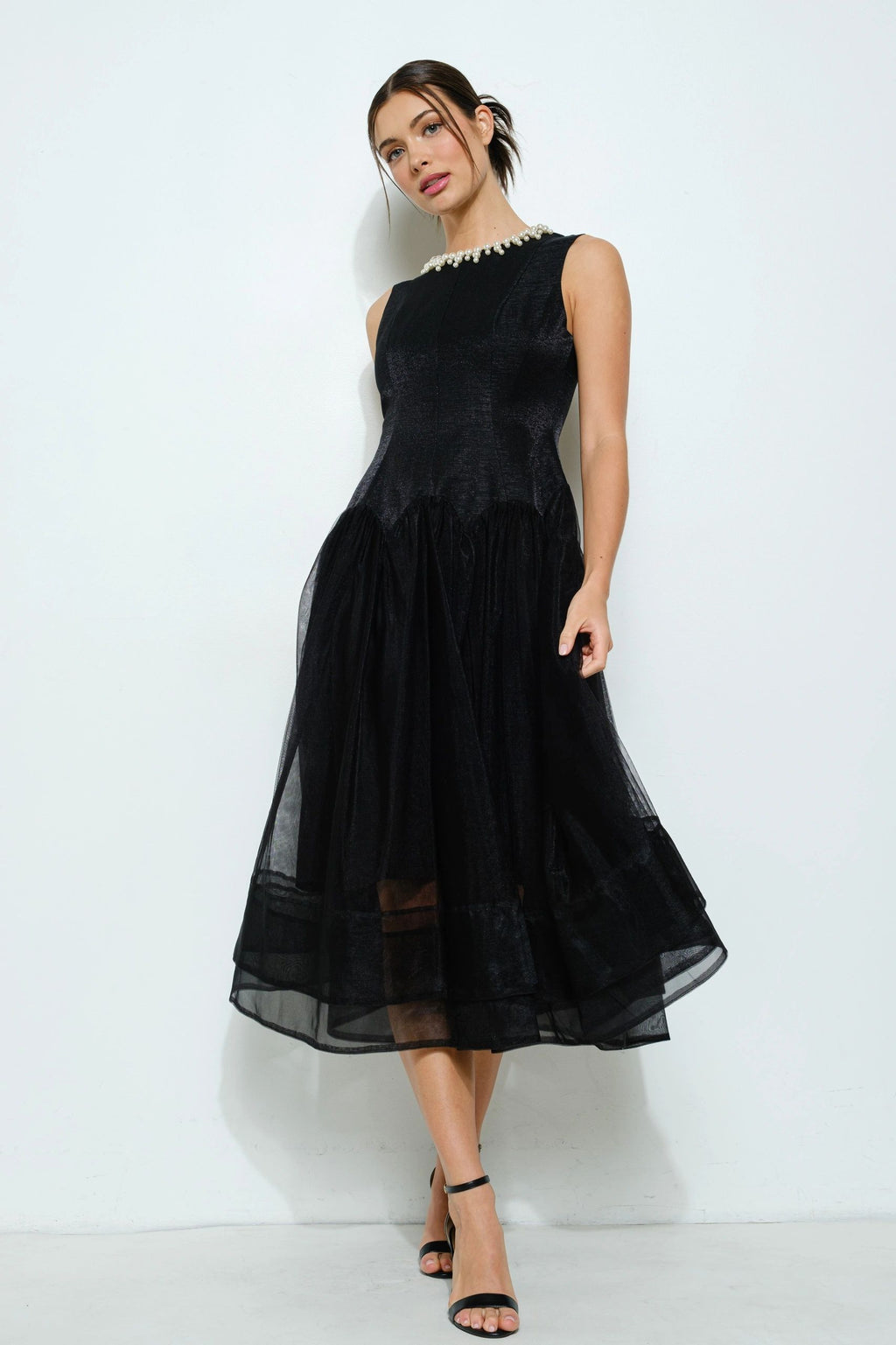 VESTIDO BLANCO CUELLO DE PERLAS