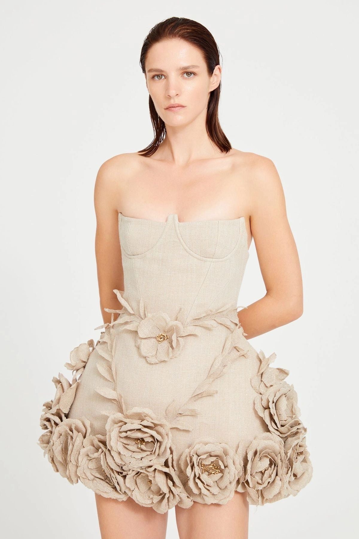 VESTIDO BEIGE FLORES RESALTADAS