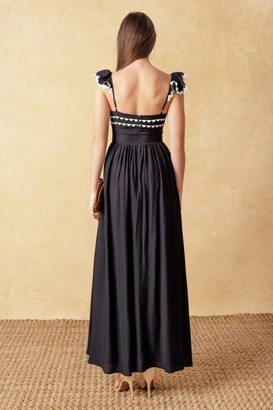 VESTIDO MIDI NEGRO DELINEADO