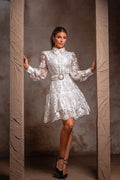 VESTIDO DE ENCAJE BLANCO CON CINTO