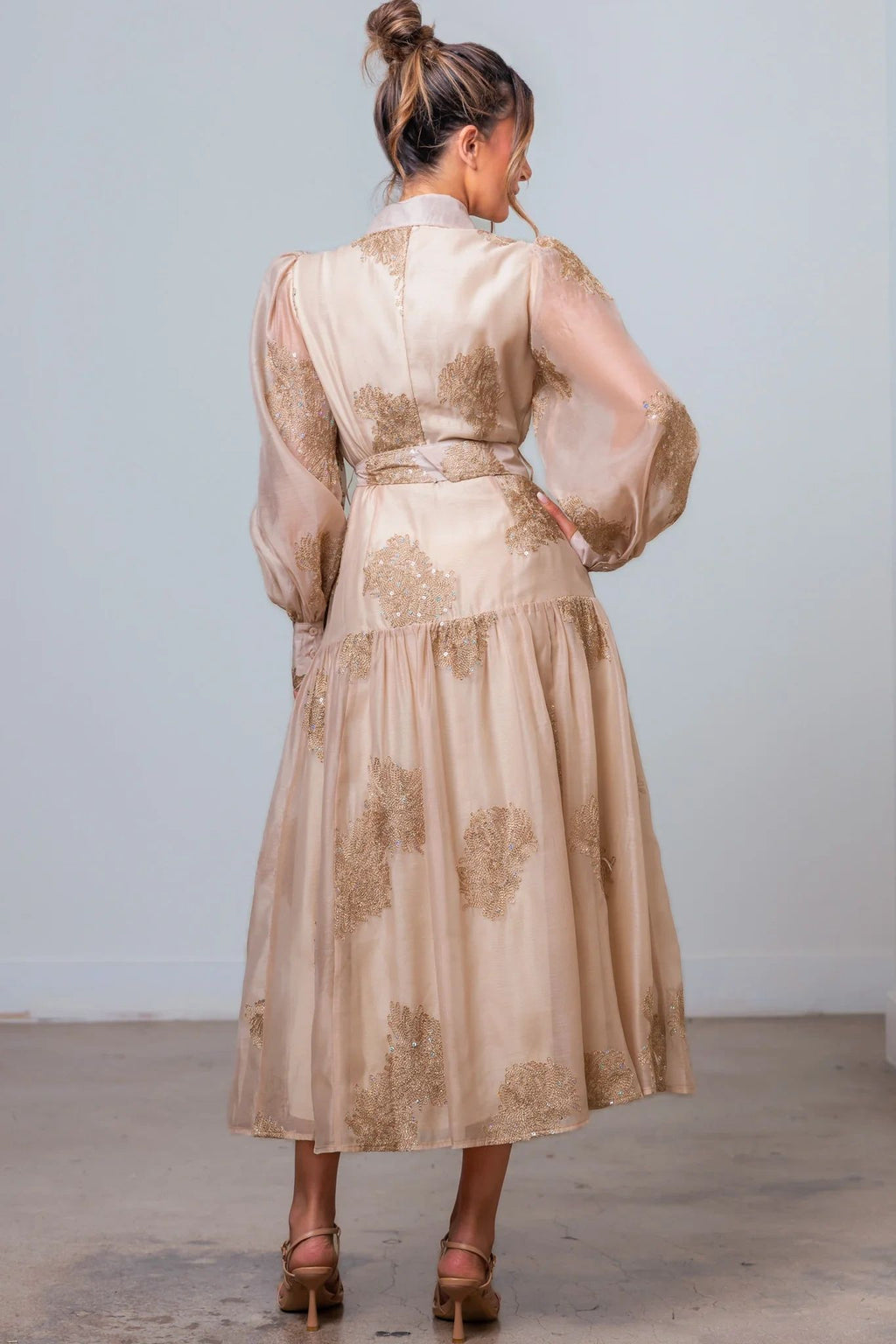 VESTIDO CON APLICACIONES