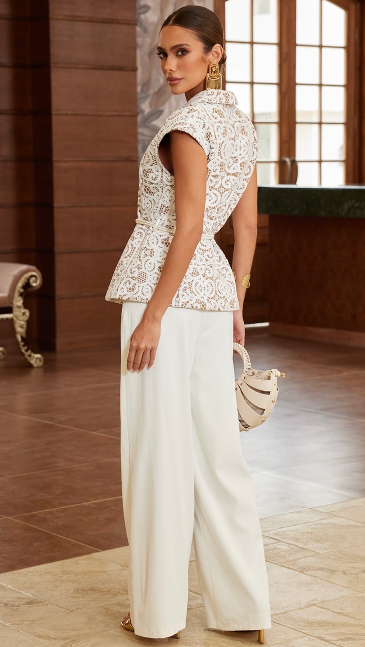 CONJUNTO CON BLUSA DE GUIPUR