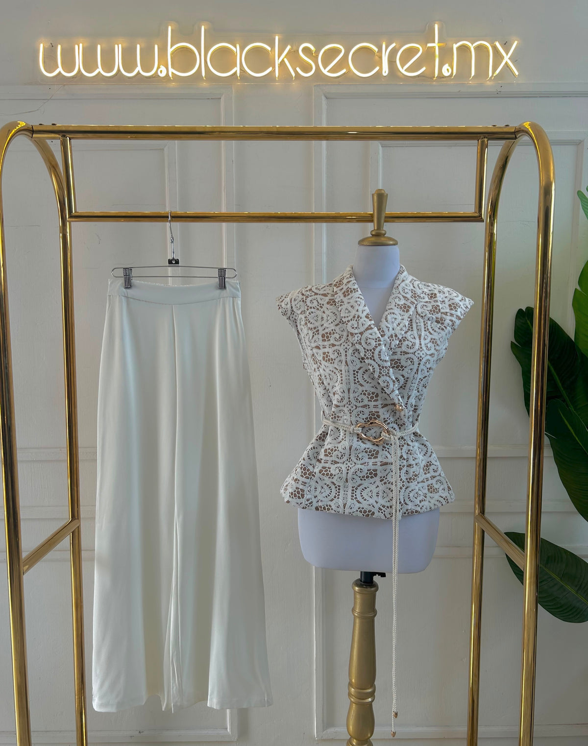 CONJUNTO CON BLUSA DE GUIPUR