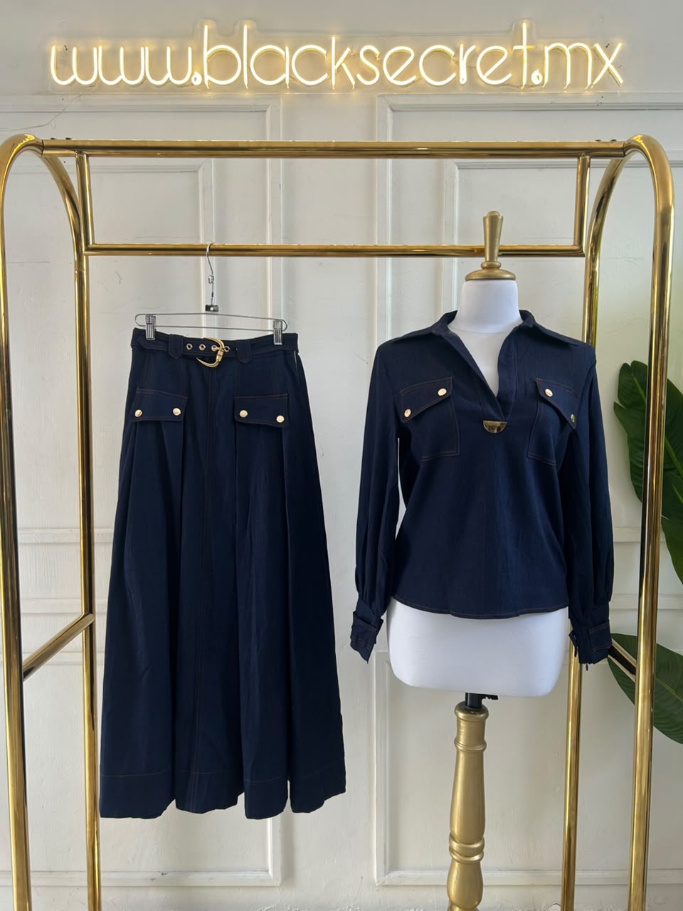 CONJUNTO FALDA Y BLUSA CON BOTONES DORADOS