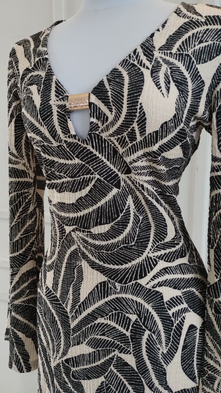 VESTIDO ESTAMPADO EN IVORY/NEGRO