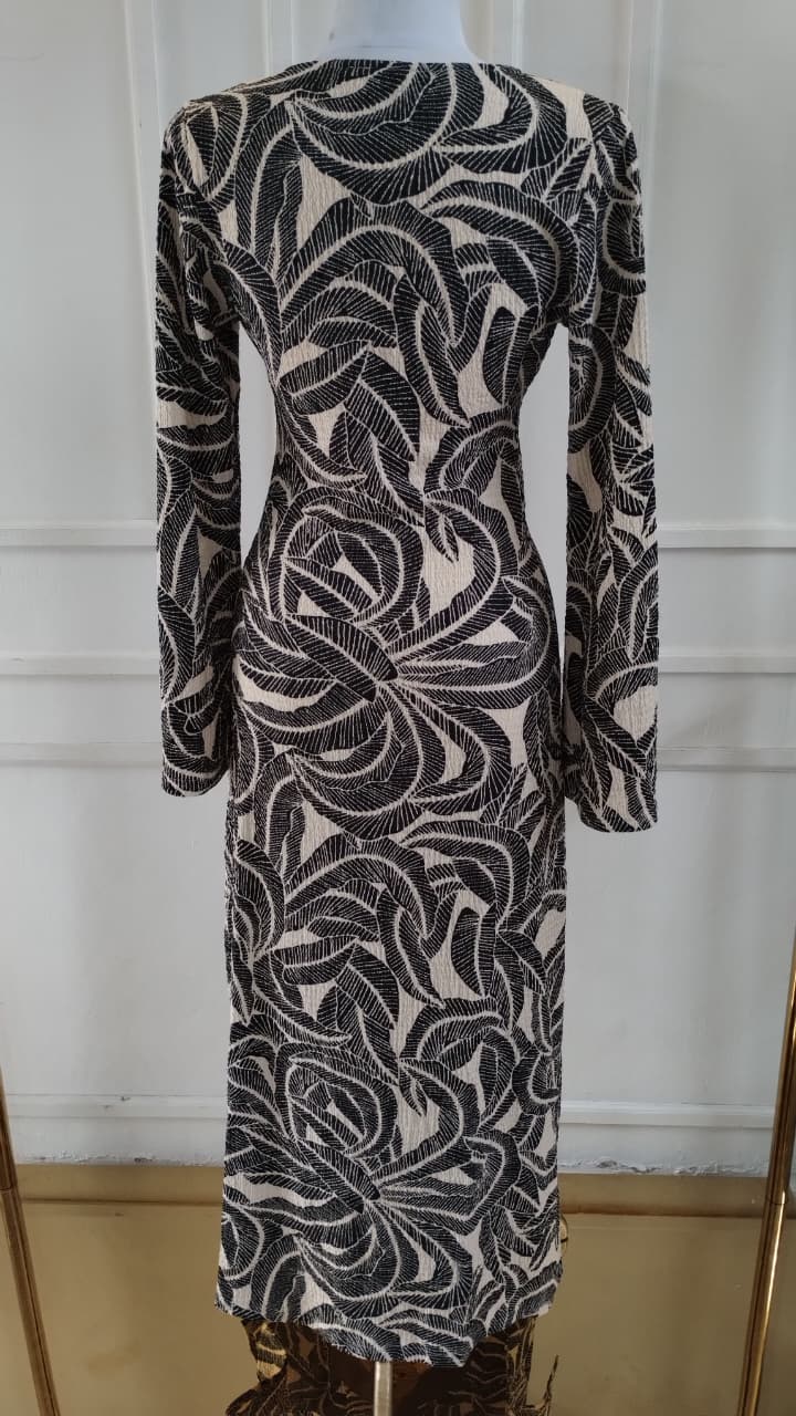 VESTIDO ESTAMPADO EN IVORY/NEGRO