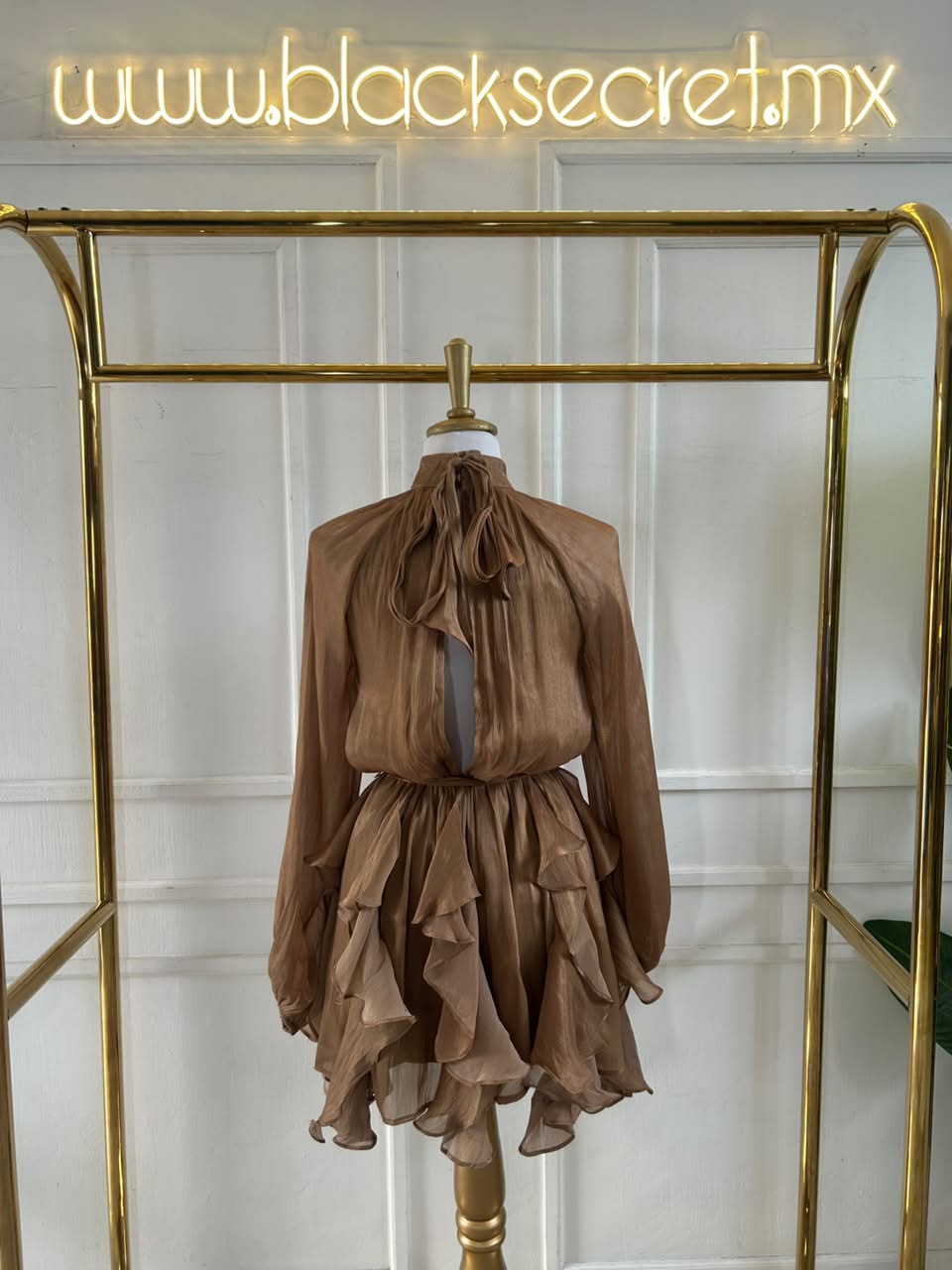 VESTIDO RUFFLE CHIFÓN CAFE