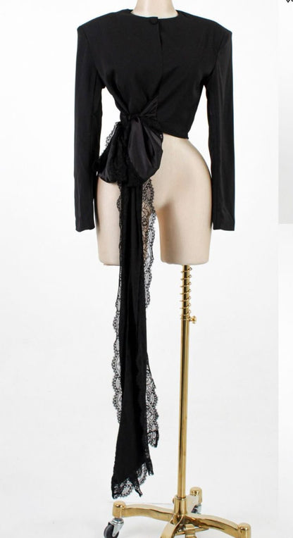 BLUSA CON LAZO Y DETALLES DE ENCAJE